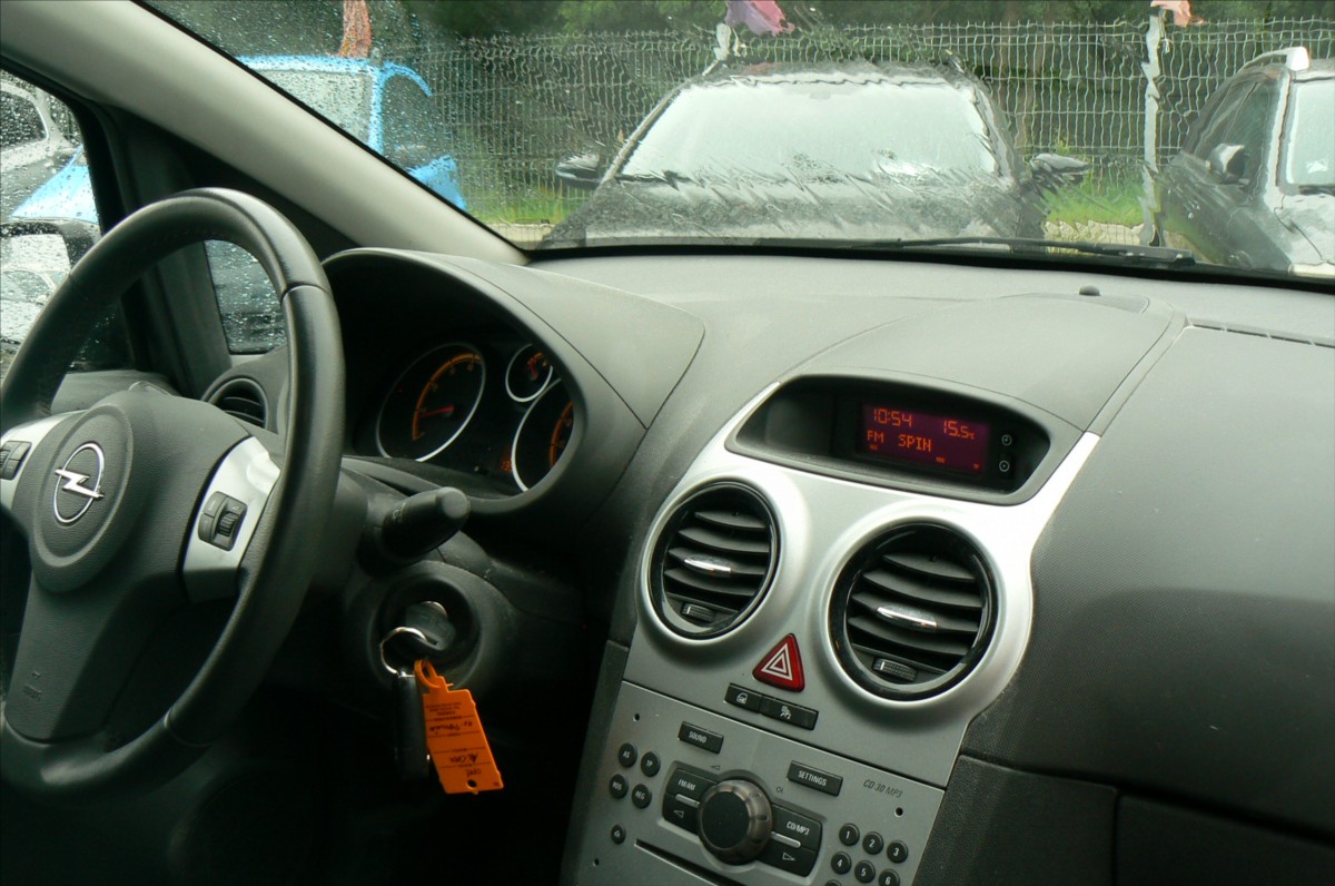 opel-corsa-1-2-satellite-3-dver - 9
