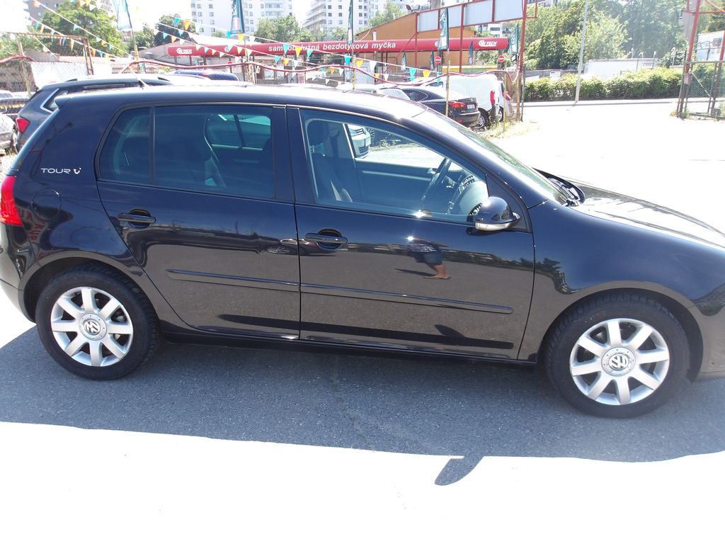 volkswagen-golf-1-4i-16v-klima-vyhrevy-sibr - 3