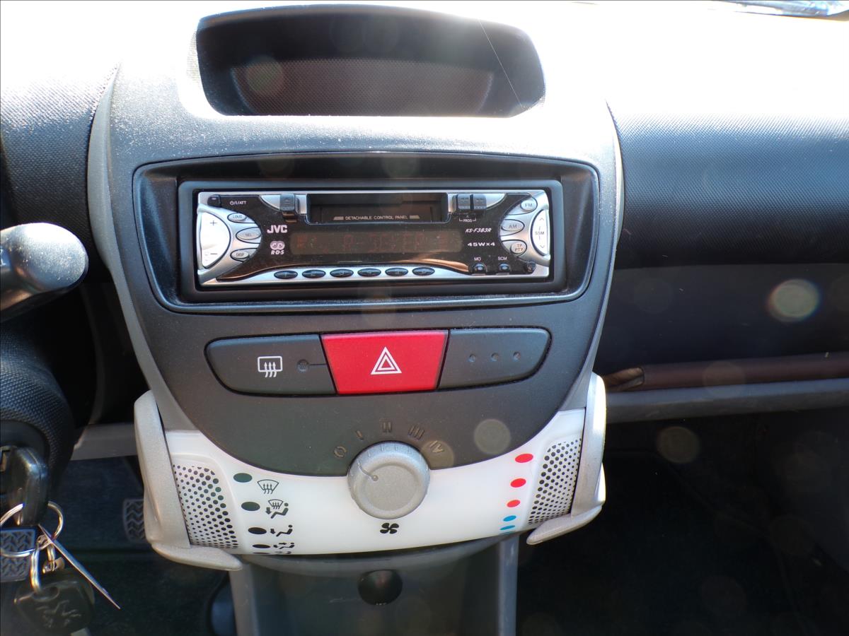 peugeot-107-1-0-i-posilovac-rizeni - 7