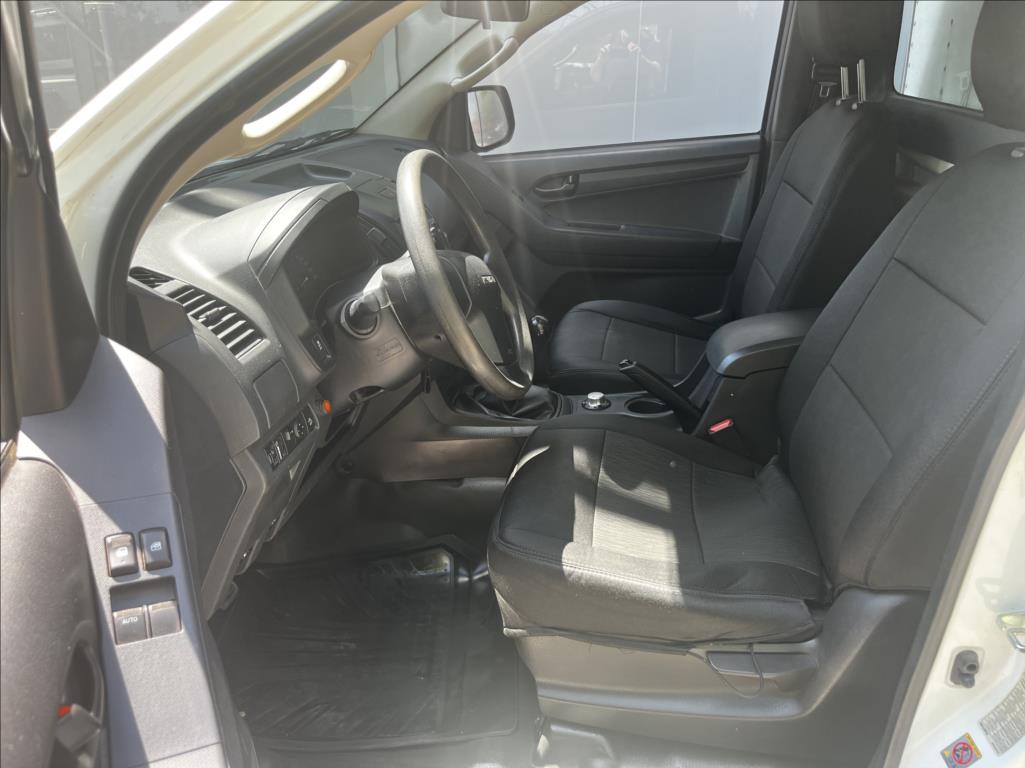 isuzu-d-max-1-9-sc-skrin-6-m-t-l-4x4 - 8
