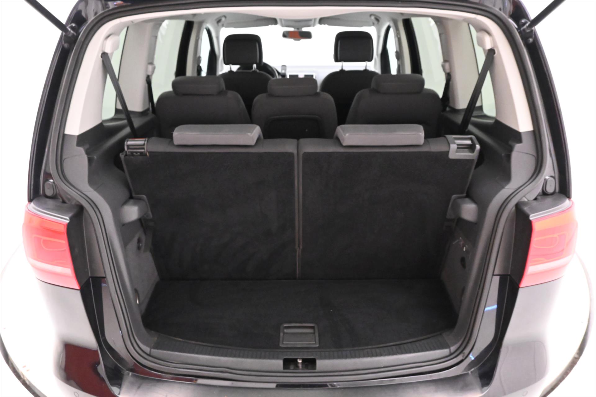 volkswagen-touran-2-0-tdi-103kw-dsg-7-mist-nova-stk - 9