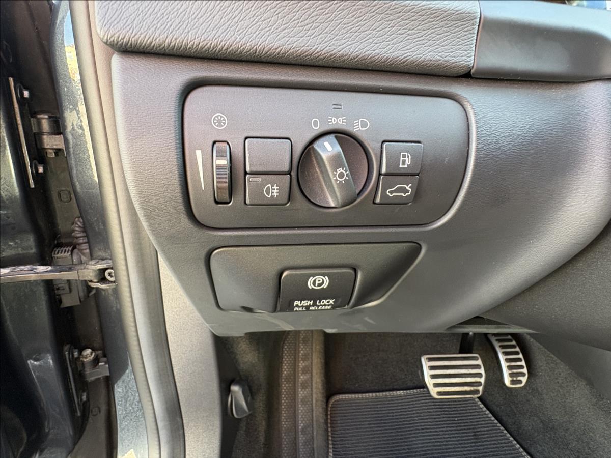 volvo-v60-2-4-d5-r-design-at-awd-xen-vyb - 5
