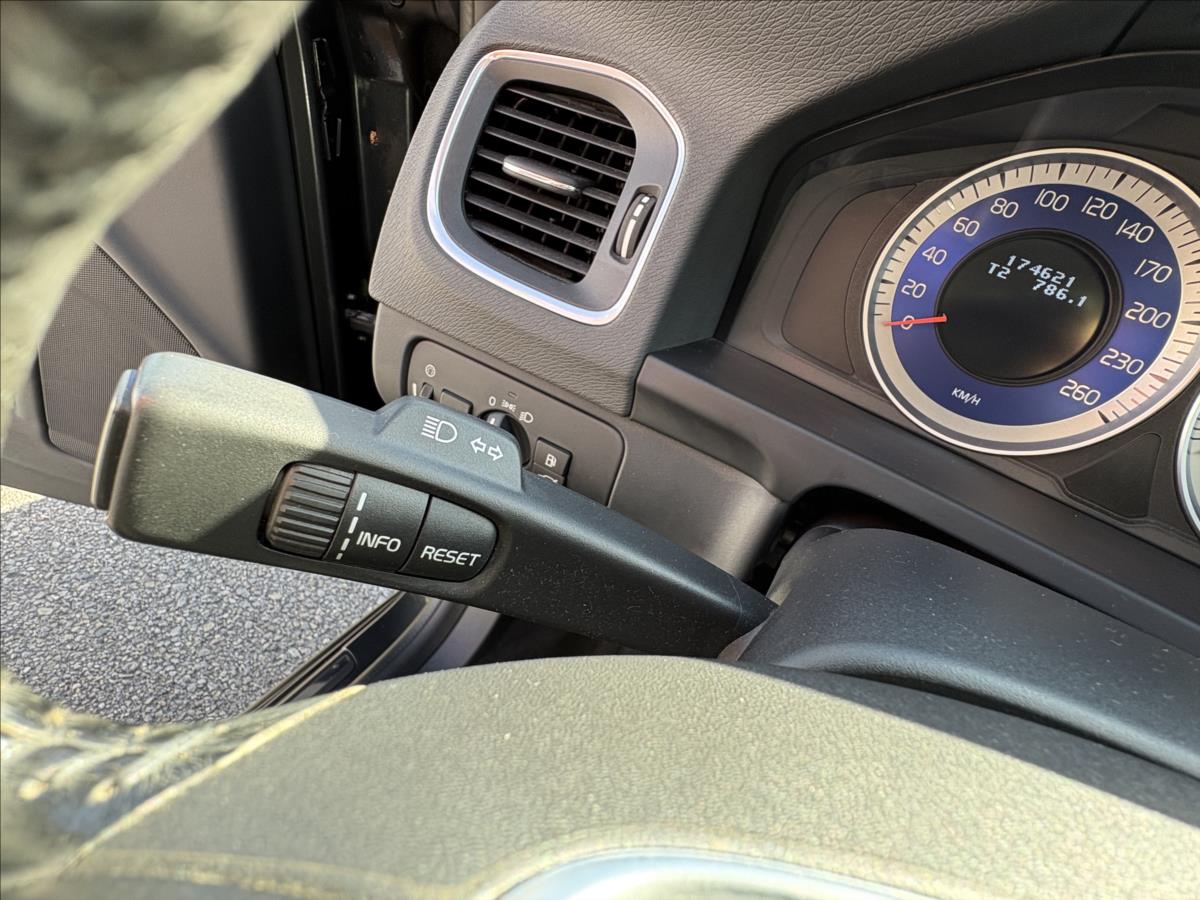 volvo-v60-2-4-d5-r-design-at-awd-xen-vyb - 8