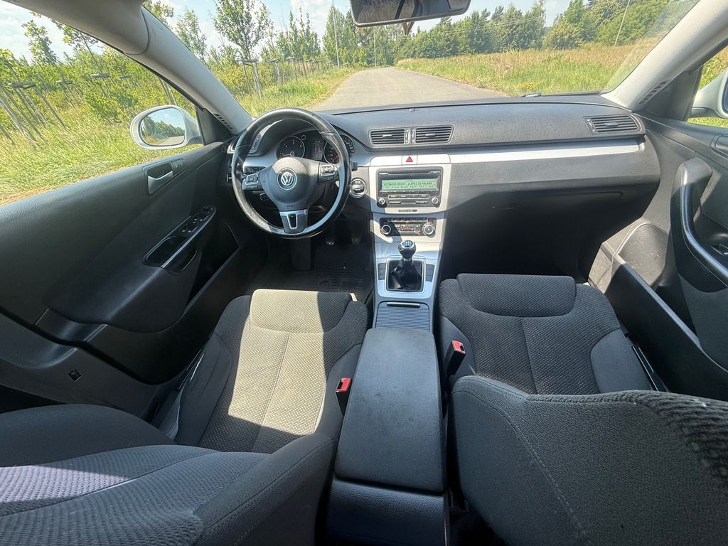 volkswagen-passat-2-0-103-kw-klimatizace-plne-dopustena - 9