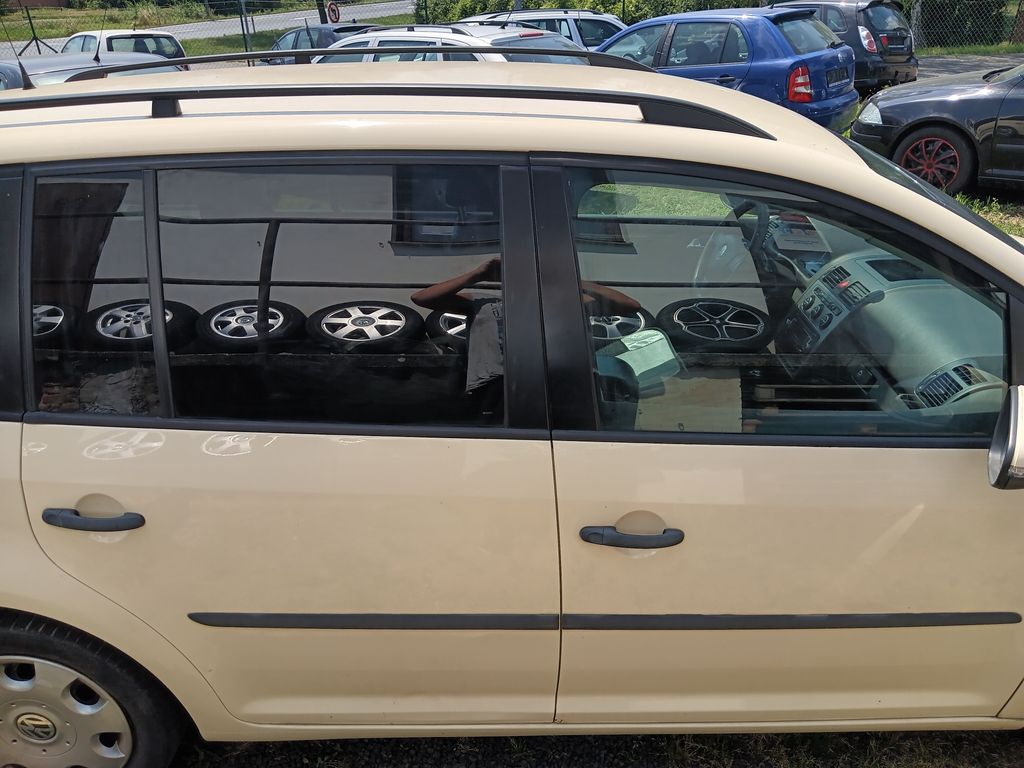 volkswagen-touran-1-9-tdi-highline-7mistny - 5