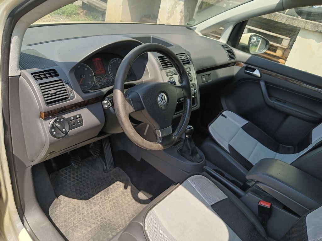 volkswagen-touran-1-9-tdi-highline-7mistny - 8