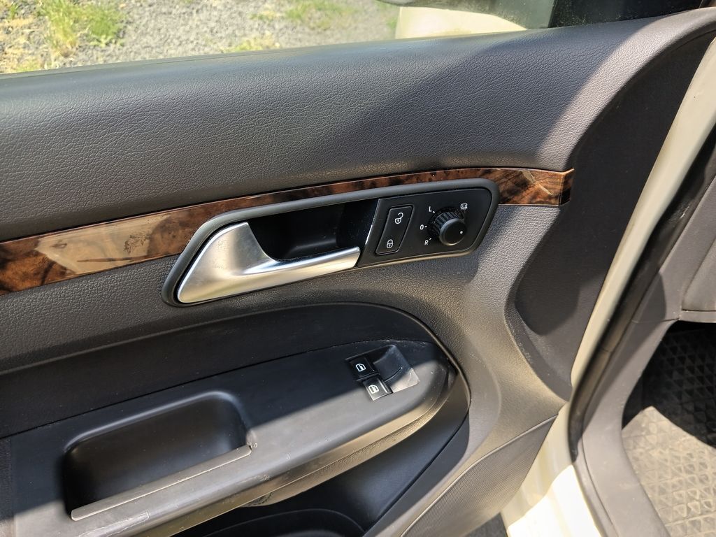 volkswagen-touran-1-9-tdi-highline-7mistny - 9