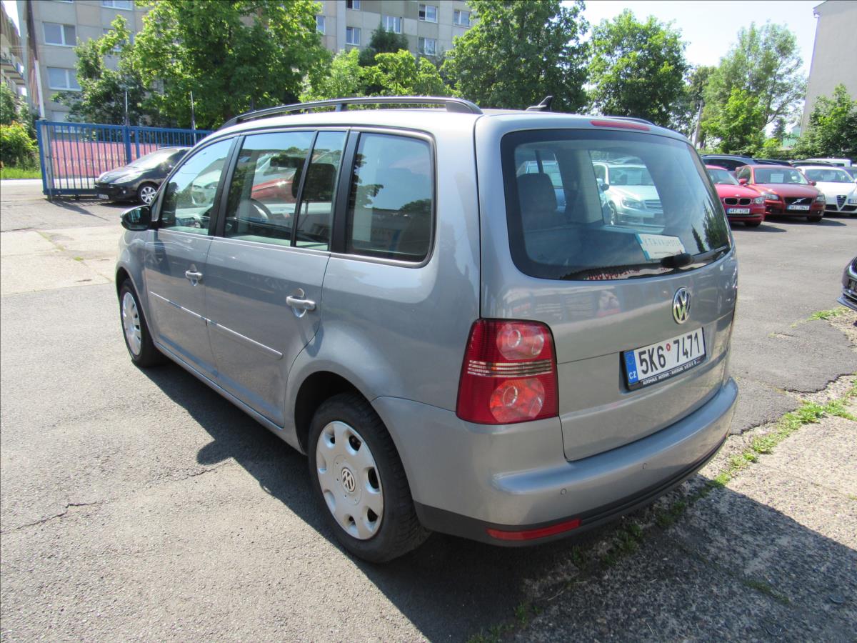 volkswagen-touran-1-9-tdi-77kw-dsg - 3