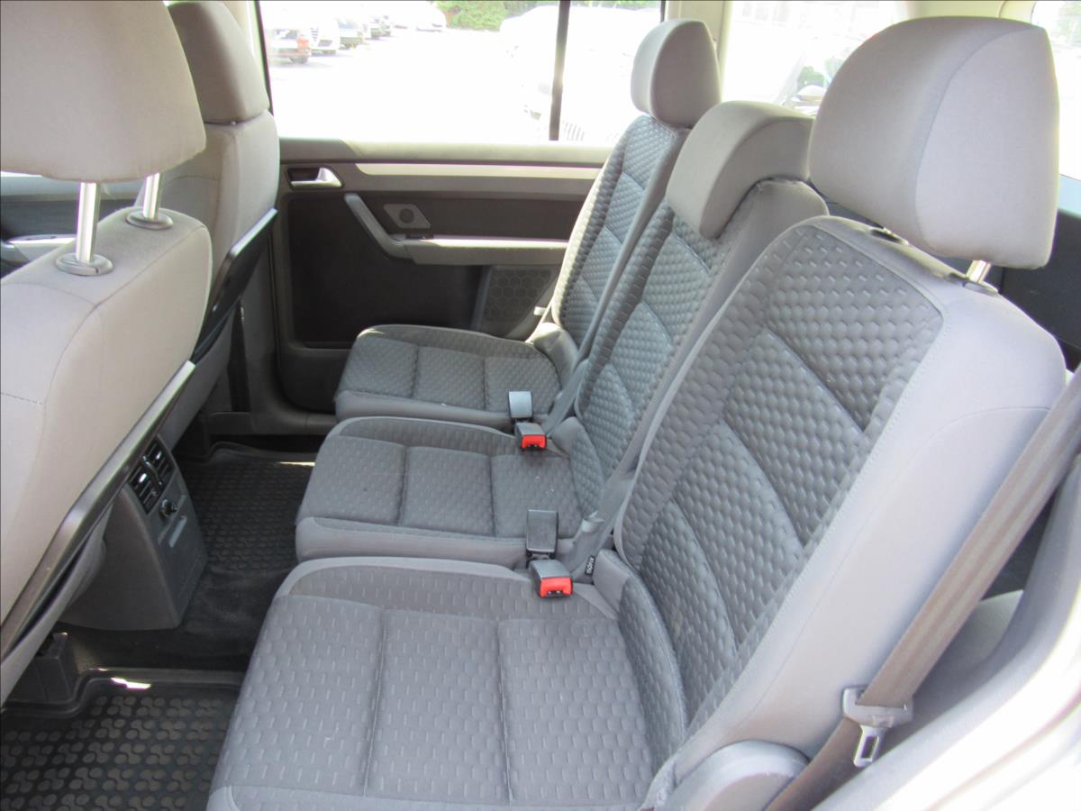 volkswagen-touran-1-9-tdi-77kw-dsg - 9