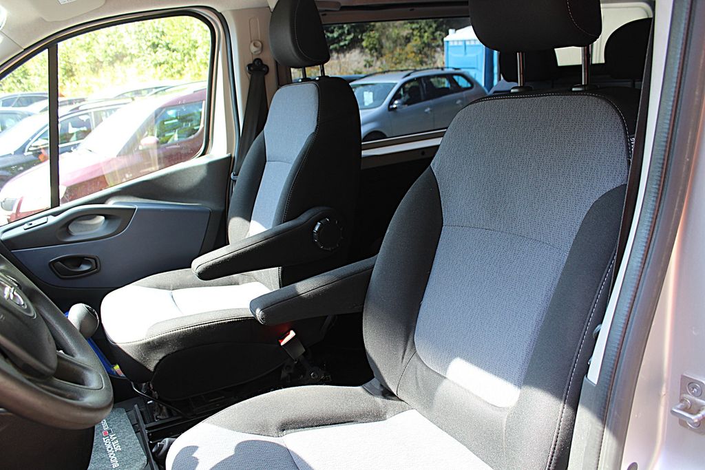 opel-vivaro-1-6-bicdti-103-kw-5-mist - 9