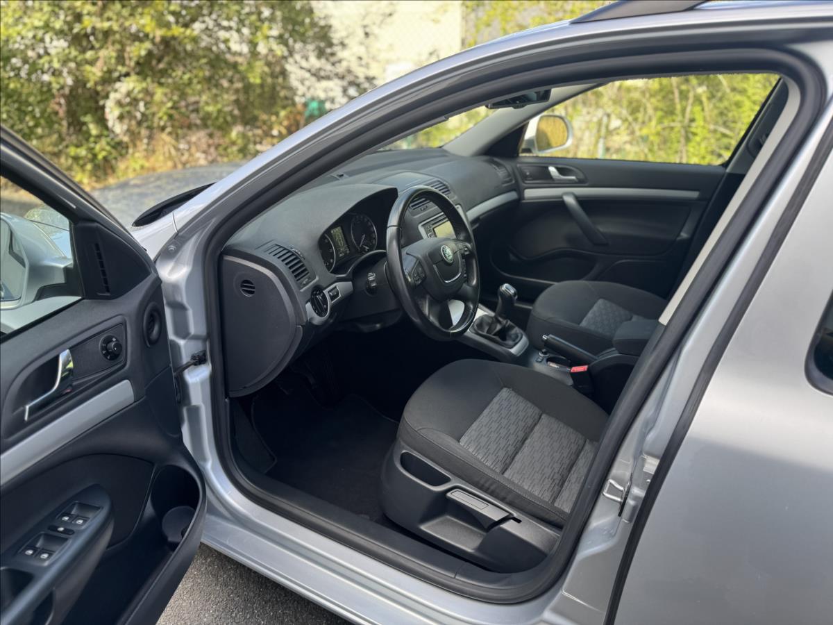 skoda-octavia-1-2-tsi-77kw-ambiente-navi-alu-top-stav - 8