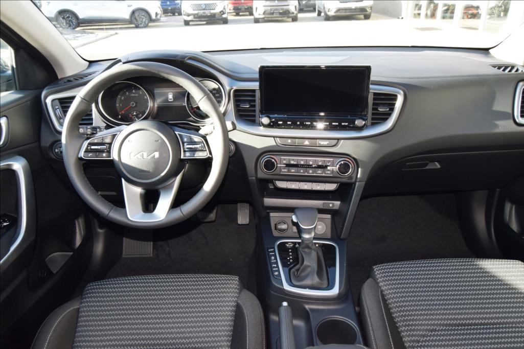 kia-ceed-sw-1-5-tgdi-7dct-top-bus - 4