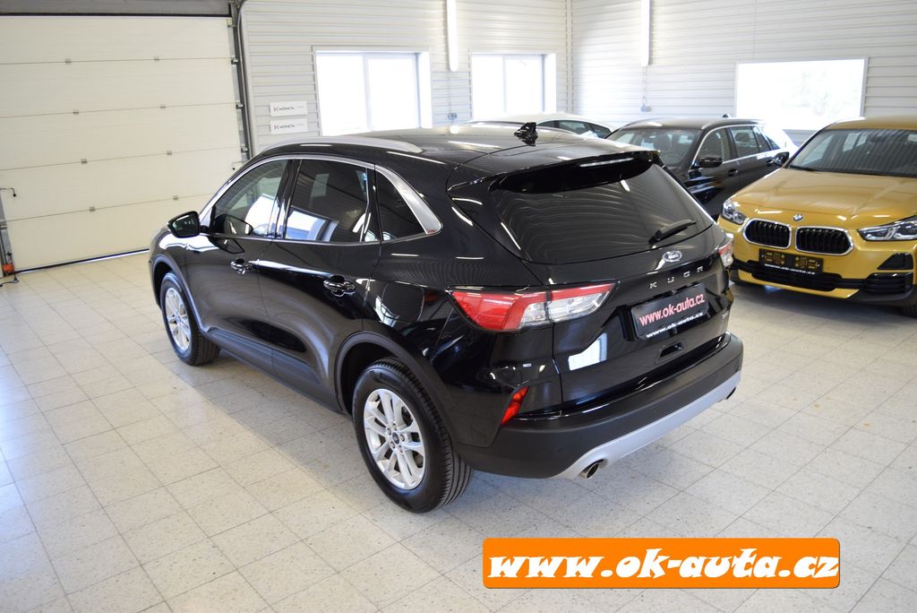 ford-kuga-2-5-hybrid-titanium-2023 - 3