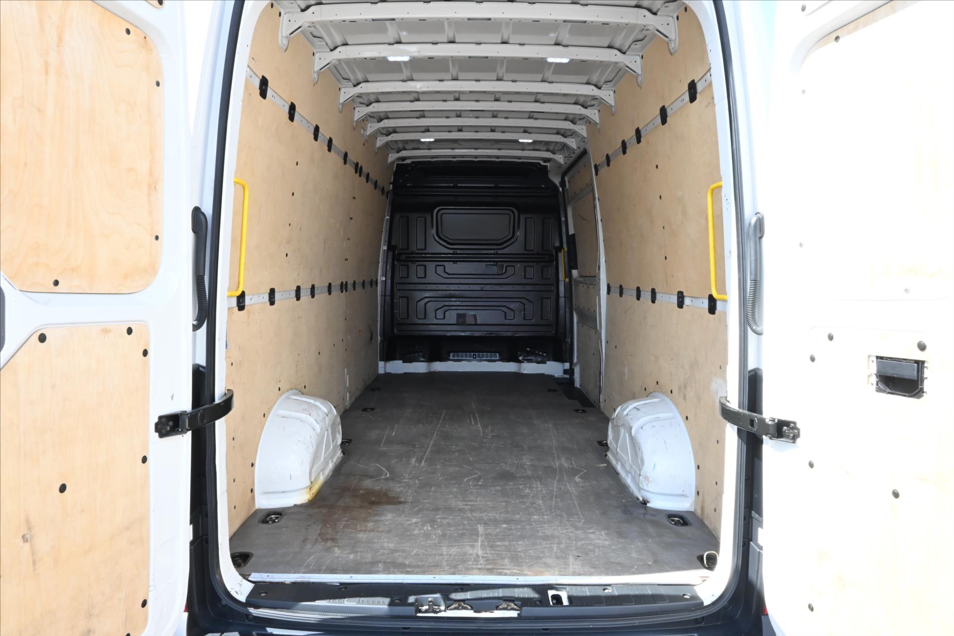 volkswagen-crafter-2-0-tdi-103kw-l3h2-zaruka-az-5-let - 9