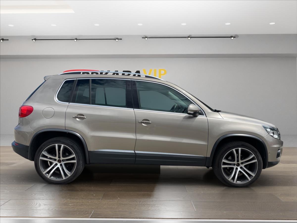 volkswagen-tiguan-2-0-tsi-dsg-4m-xenony-kuze-dcc-kamera-panorama-vyhr-sedadla-tazne-aut-parkovani - 3