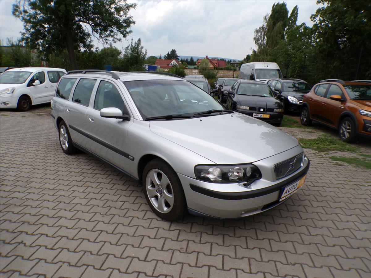 Volvo V70 2,4 D5  TAŽNÉ ZAŘÍZENÍ,XENONY