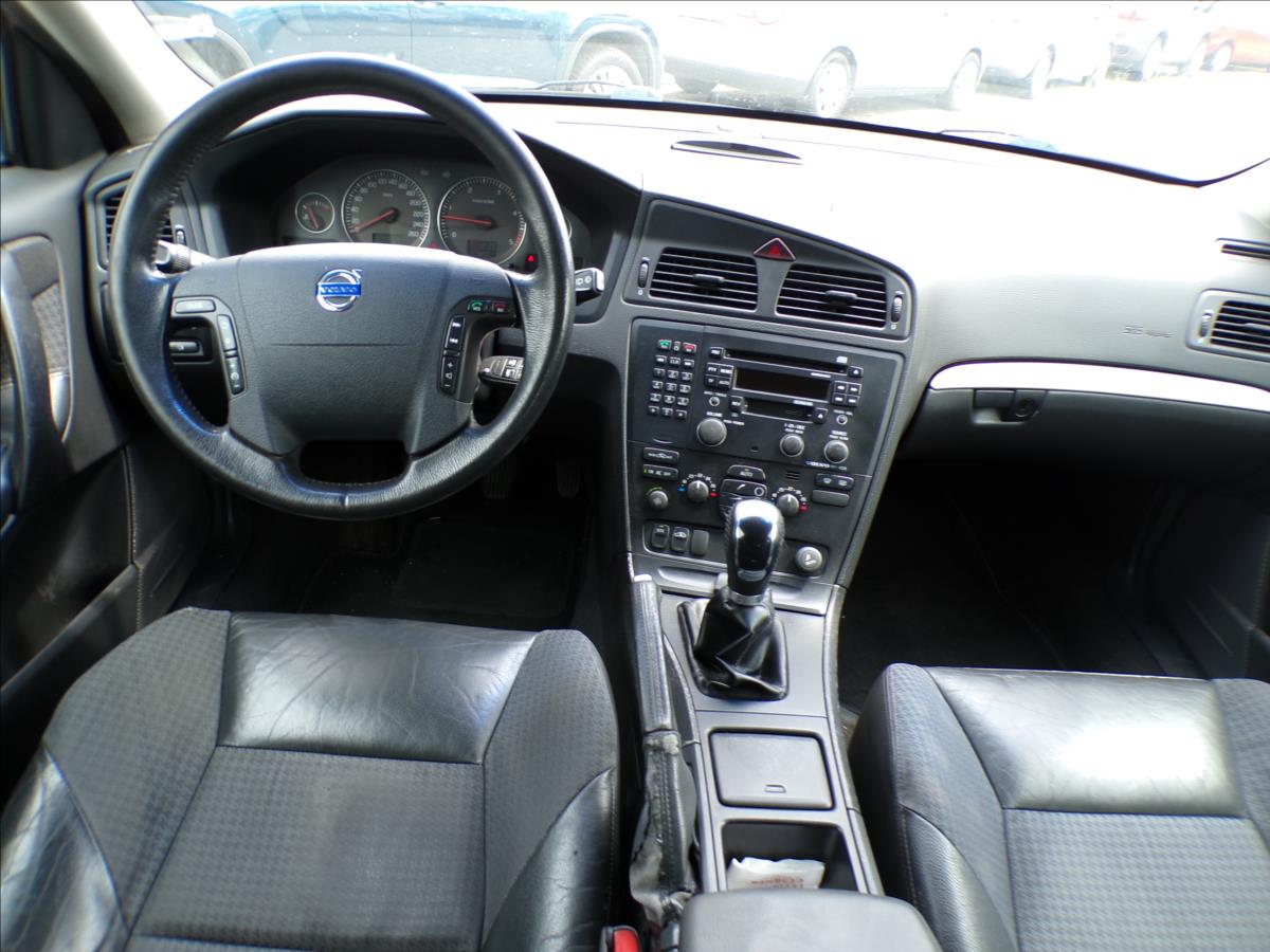 volvo-v70-2-4-d5-tazne-zarizeni-xenony - 6