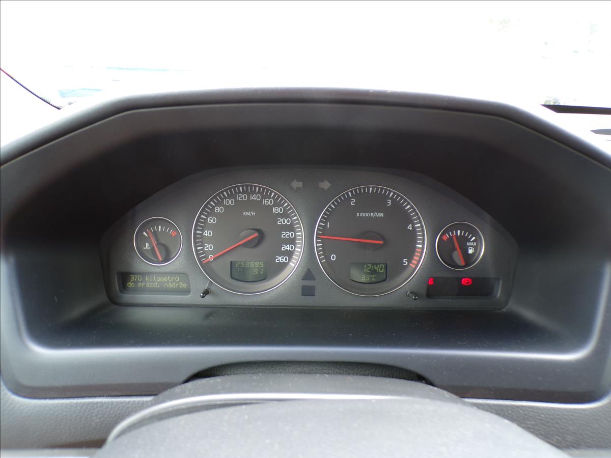 volvo-v70-2-4-d5-tazne-zarizeni-xenony - 7