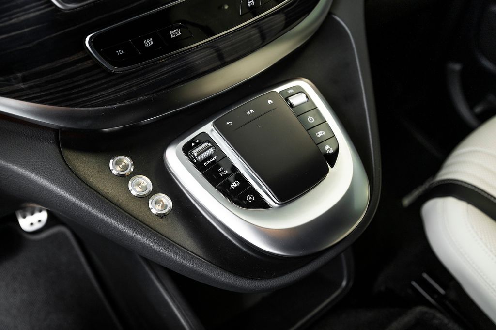 mercedes-benz-tridy-v-300d-4m-burgano-vip-amg-airmatic-43-tv-360 - 7