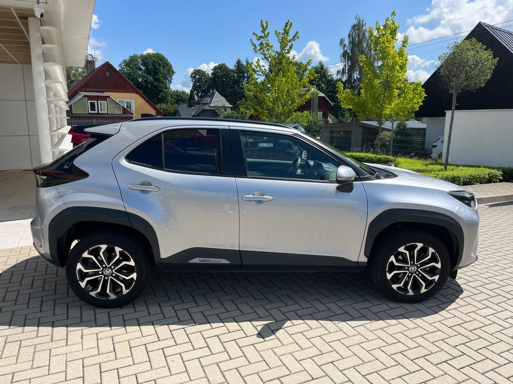 toyota-yaris-cross-1-5-hybrid-e-cvt-4x4-style - 6