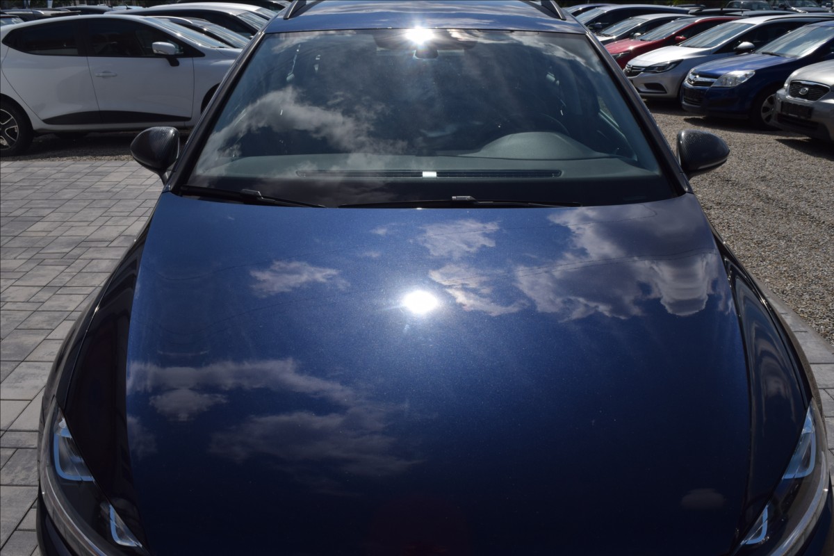 volkswagen-golf-2-0-tdi-110kw-kamera-xenony - 2