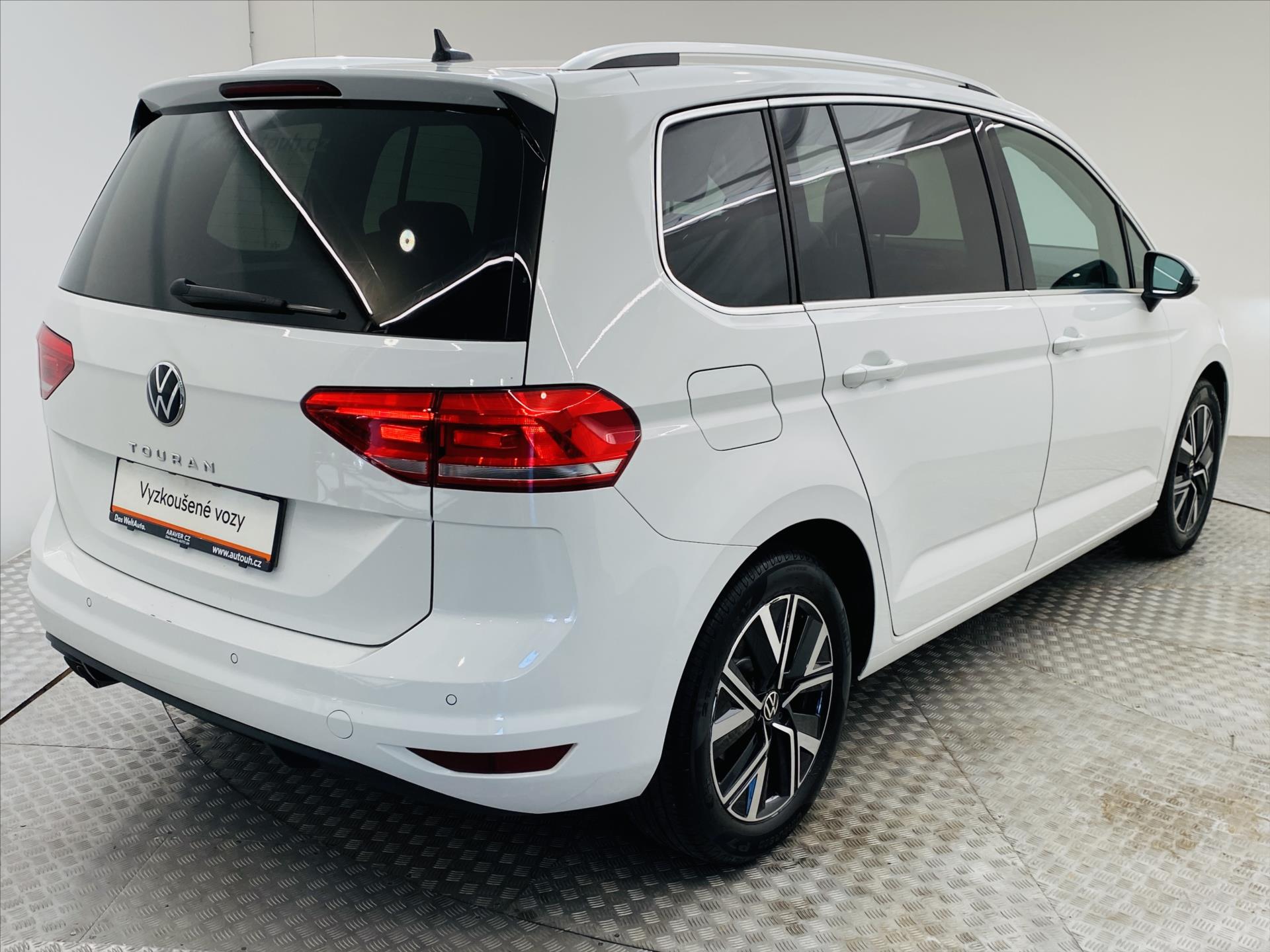 volkswagen-touran-2-0-tdi-dsg-110kw-highline - 1