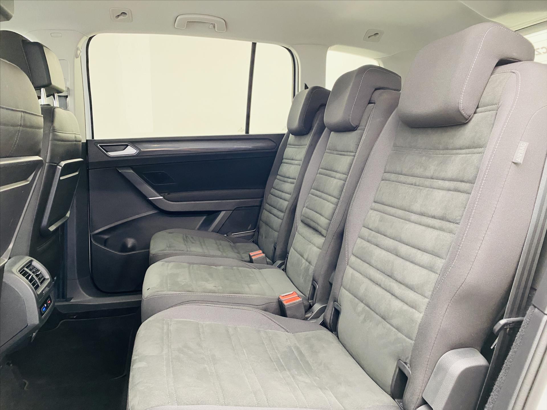 volkswagen-touran-2-0-tdi-dsg-110kw-highline - 5