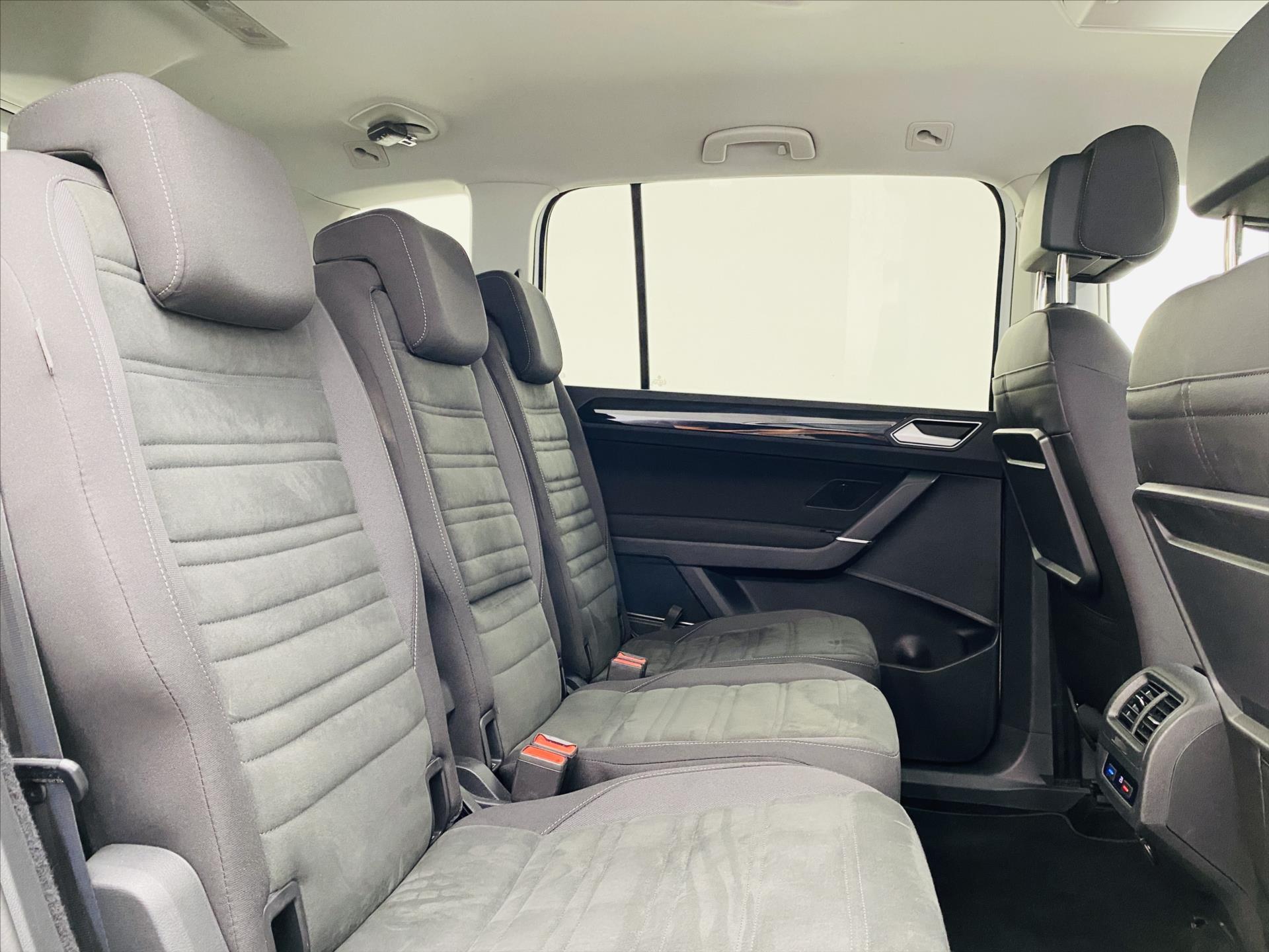 volkswagen-touran-2-0-tdi-dsg-110kw-highline - 6