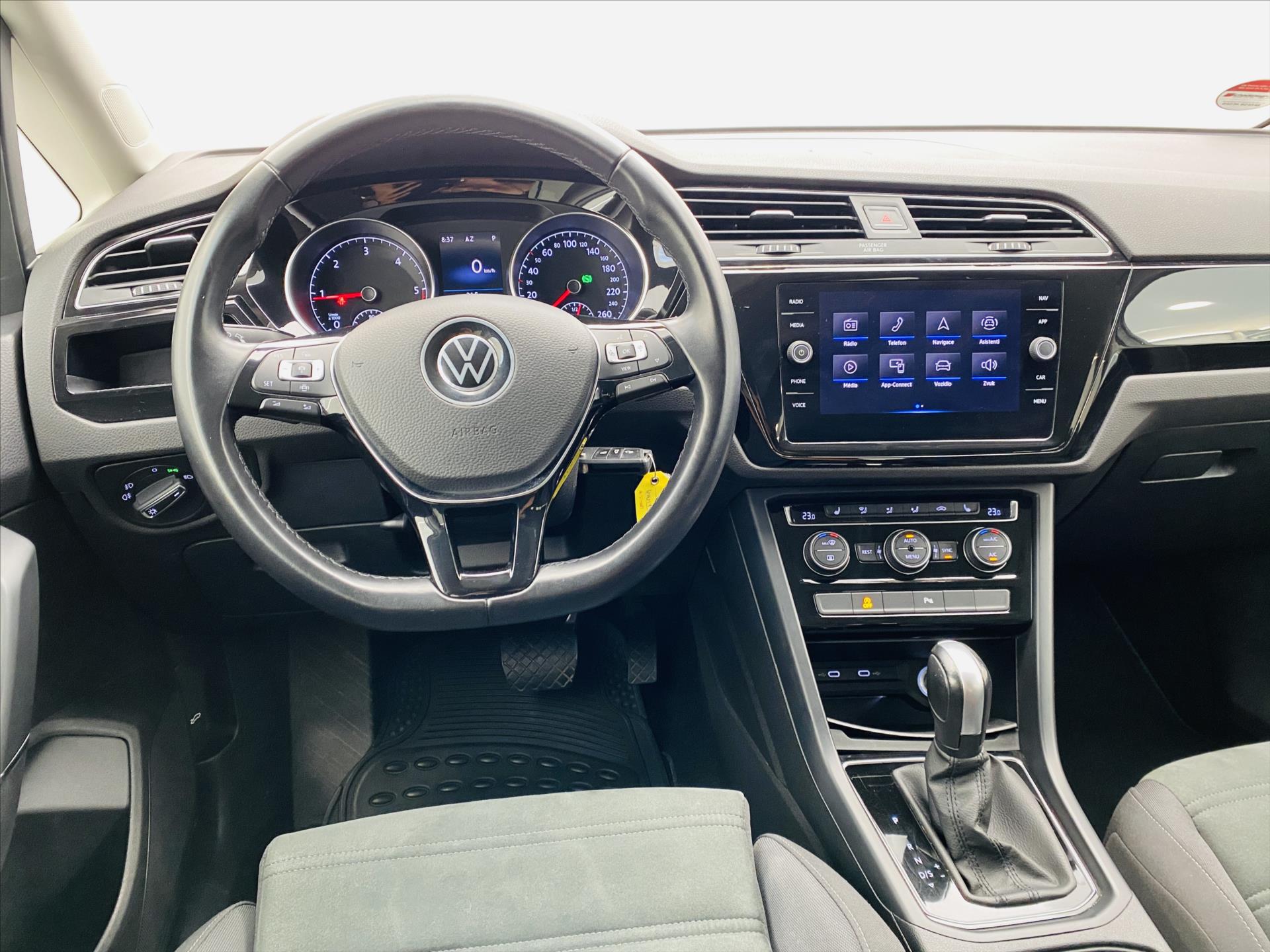 volkswagen-touran-2-0-tdi-dsg-110kw-highline - 9