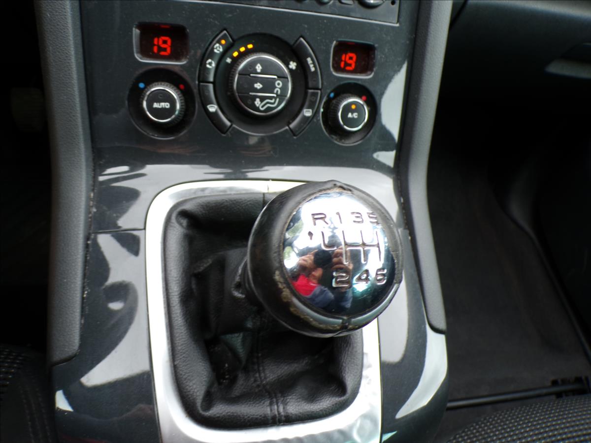 peugeot-5008-2-0-hdi-tazne-zarizeni - 9