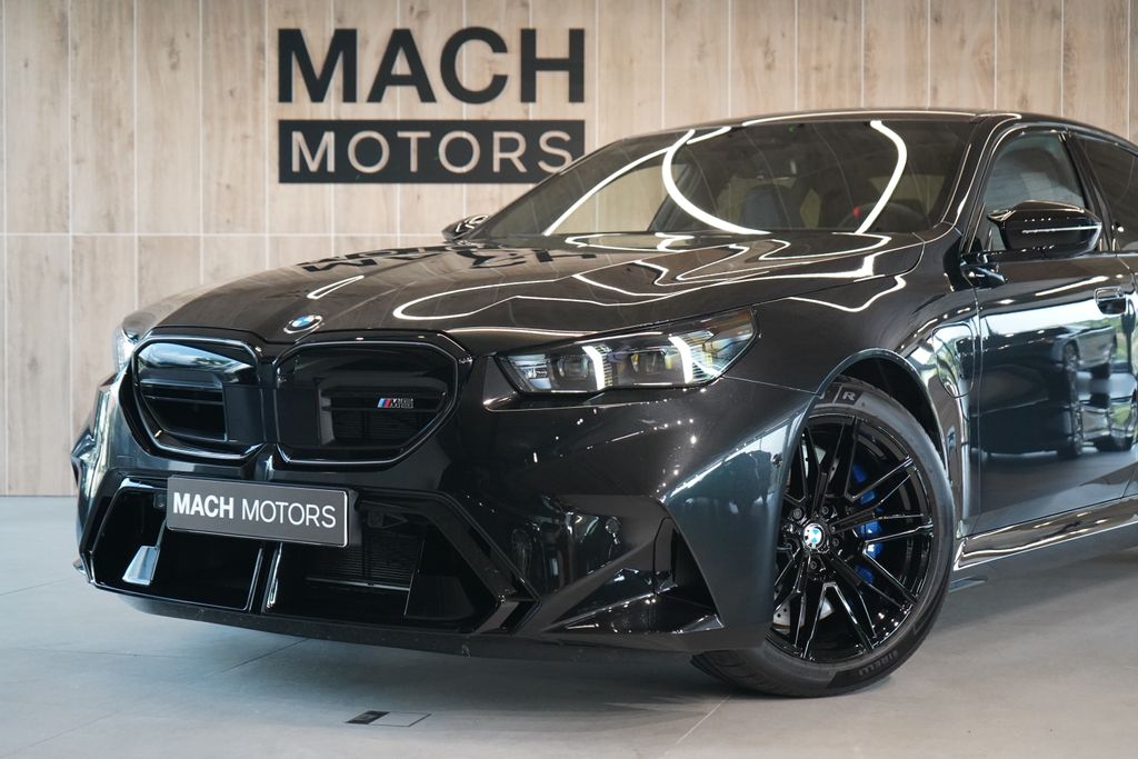 bmw-m5-b-w-ventilace-panorama-hud - 1