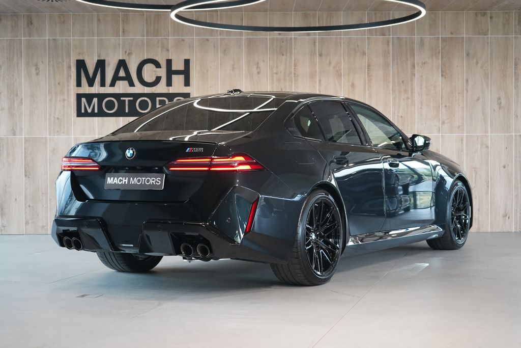 bmw-m5-b-w-ventilace-panorama-hud - 8