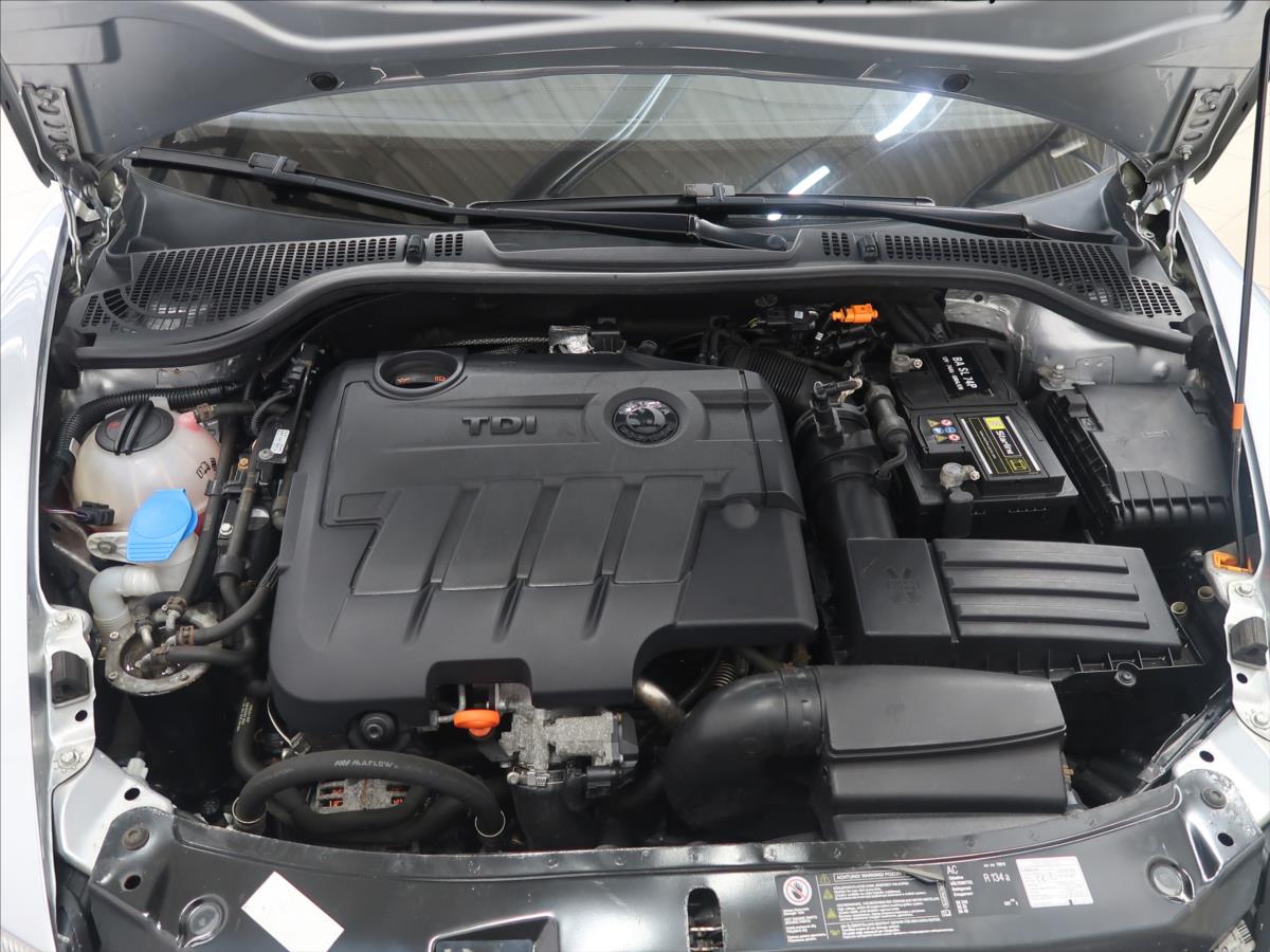 skoda-octavia-2-0-tdi-cr-rs-combi-nez-topeni - 8