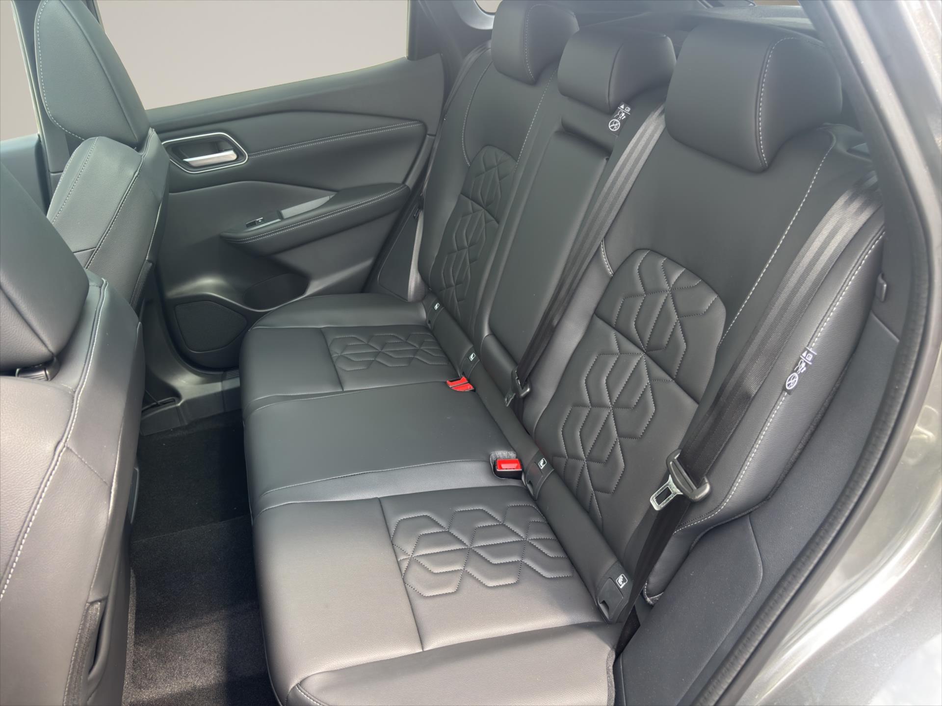 nissan-qashqai-1-3-tekna-at-4x4 - 9