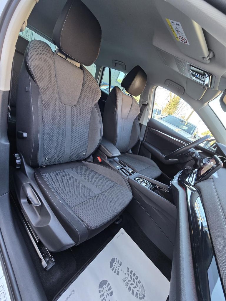 skoda-octavia-2-0tdi-dsg-style-1-maj-cr-dph - 9
