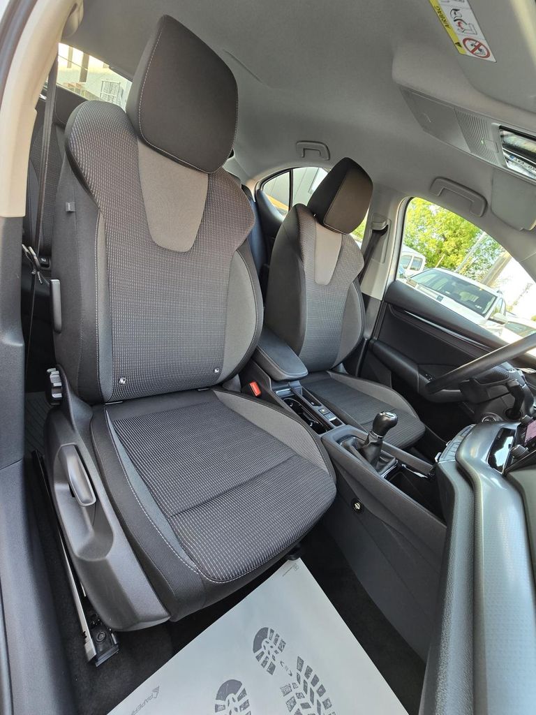 skoda-octavia-2-0tdi-85kw-1-maj-cr-led-navi - 9