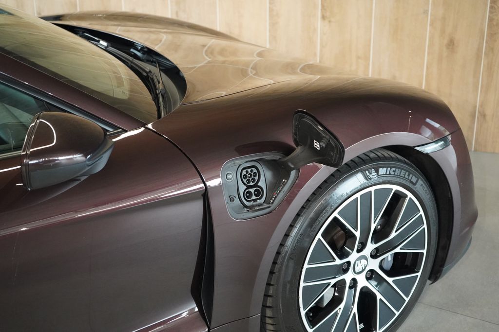porsche-taycan-sport-turismo-pano-matrix - 9