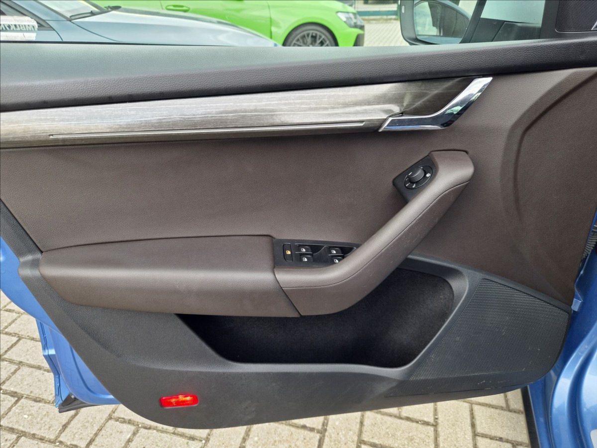 skoda-octavia-2-0-tdi-scout-webasto-kamera-tazne - 7