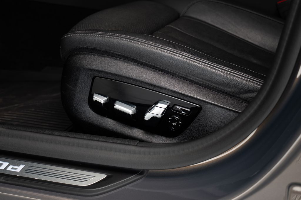 bmw-rada-5-m550d-xdrive-harmankardon-ventilovana-sedadla - 6