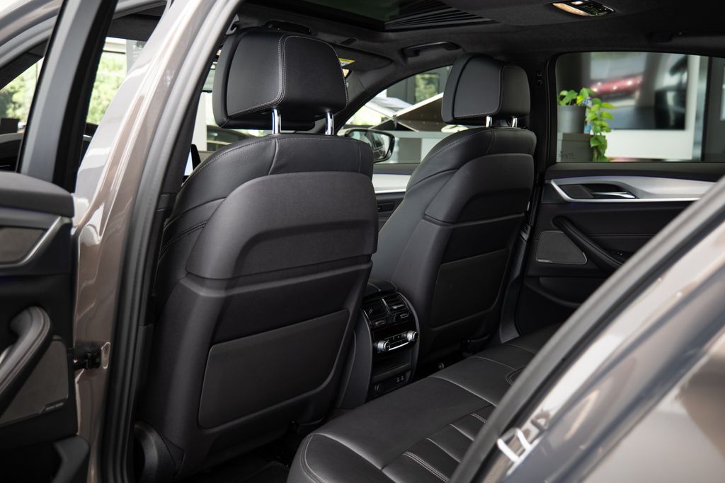 bmw-rada-5-m550d-xdrive-harmankardon-ventilovana-sedadla - 7