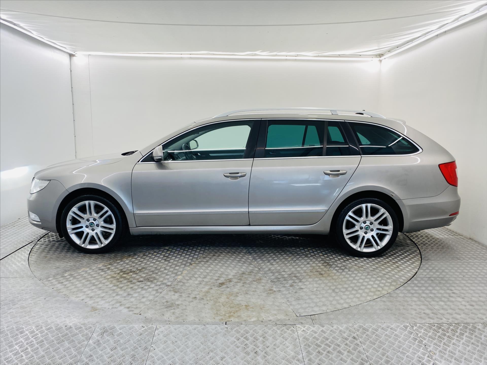 skoda-superb-2-0-tdi-125kw-4x4-elegance - 2