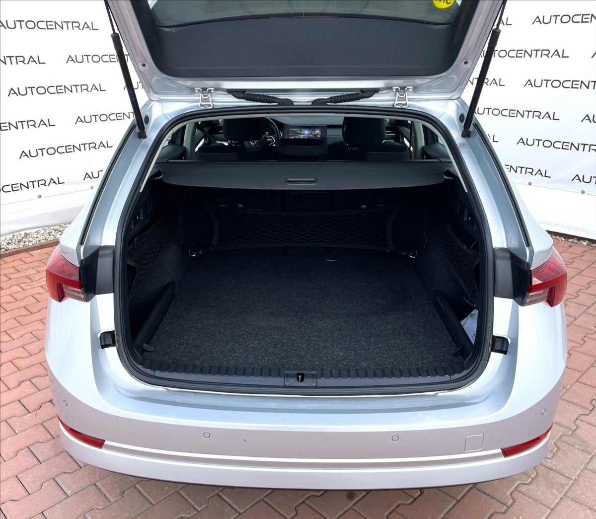 skoda-octavia-1-5-tsi-g-tec-dsg-style - 9