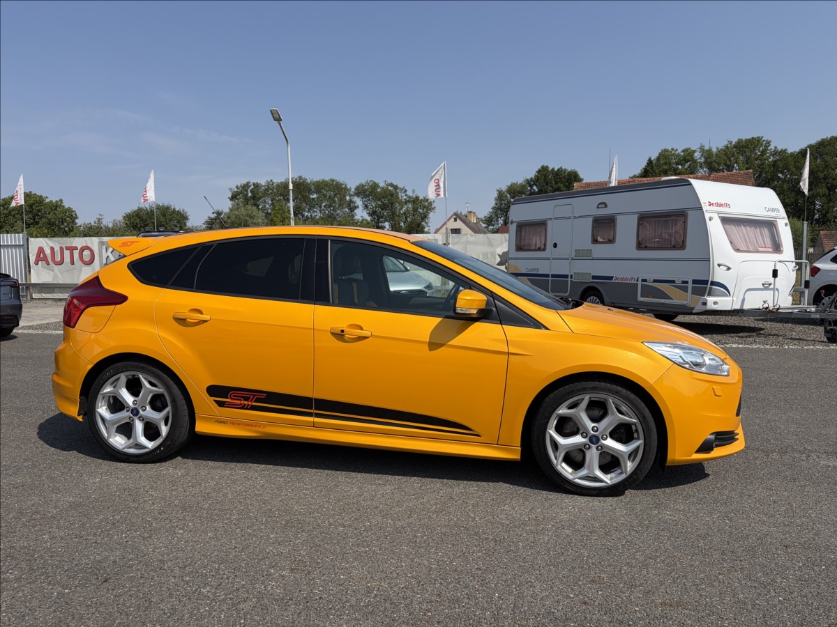 ford-focus-2-0-eb-184kw-st-xenony-keyfree-winterpaket - 2