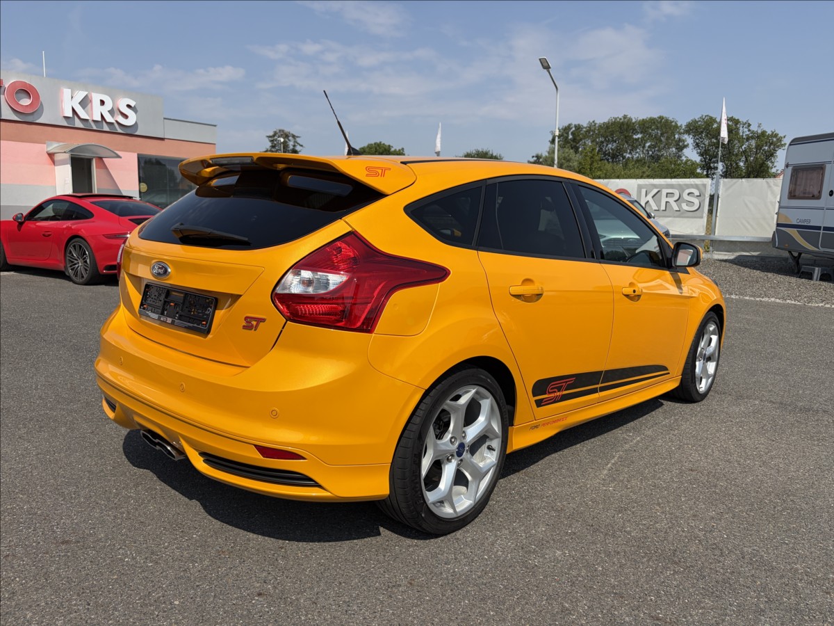 ford-focus-2-0-eb-184kw-st-xenony-keyfree-winterpaket - 4