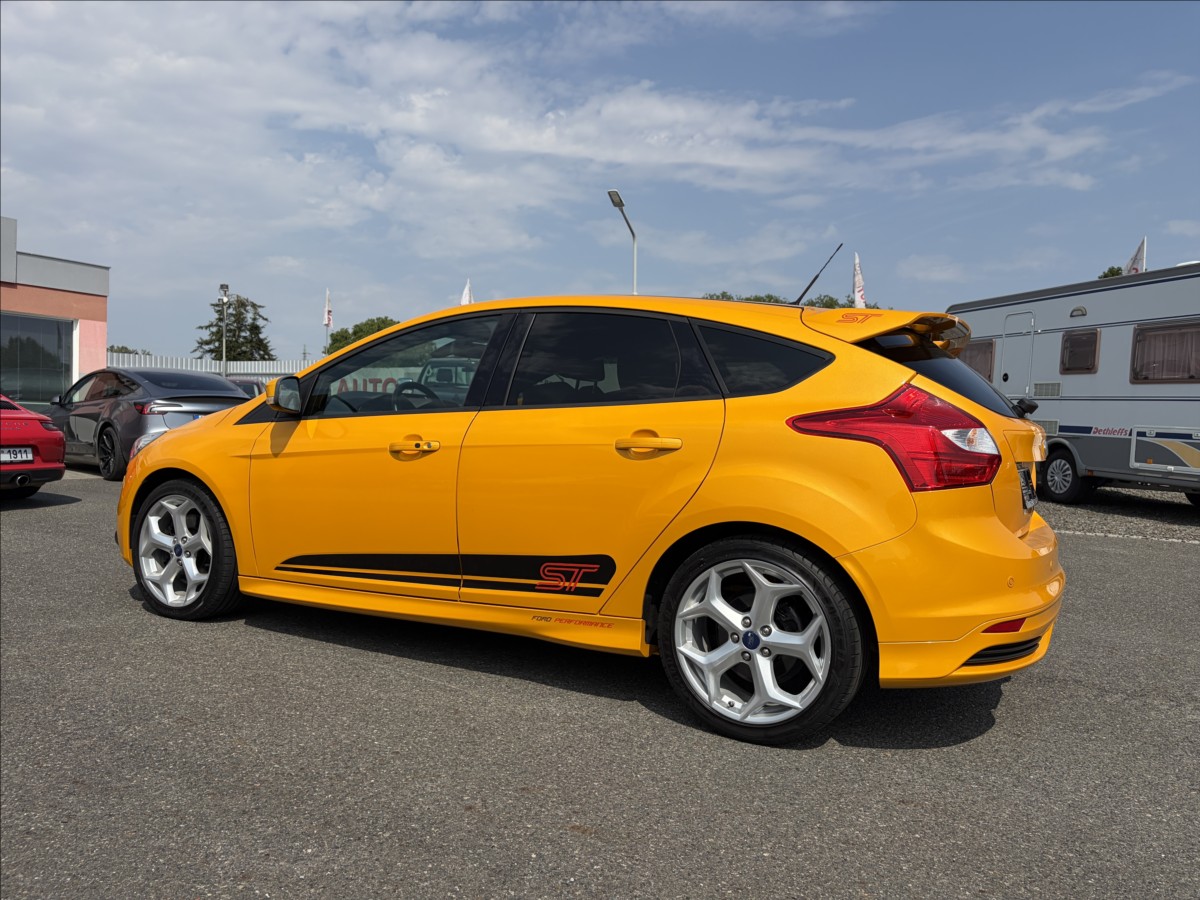 ford-focus-2-0-eb-184kw-st-xenony-keyfree-winterpaket - 7