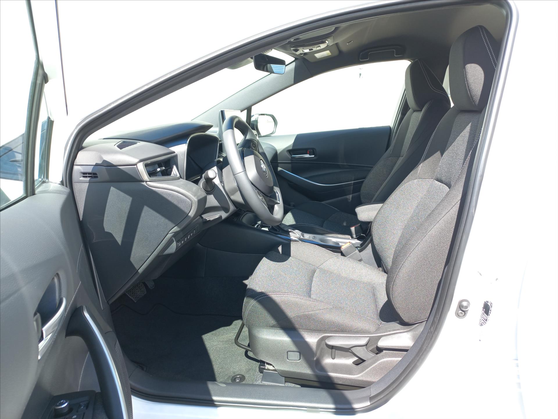 toyota-corolla-1-8-hybrid-e-cvt-140k-hb-comfort-tech - 7