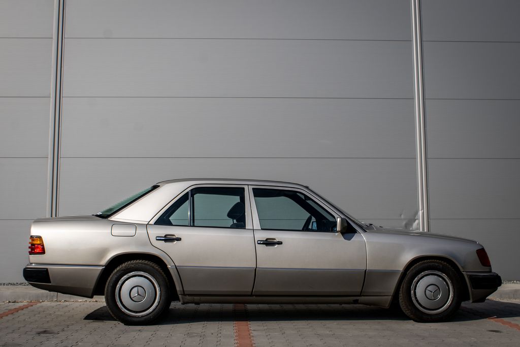 mercedes-benz-tridy-e-124-c - 3