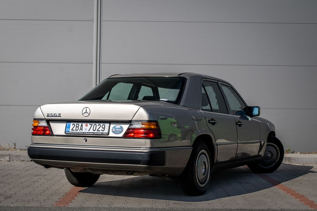 mercedes-benz-tridy-e-124-c - 4