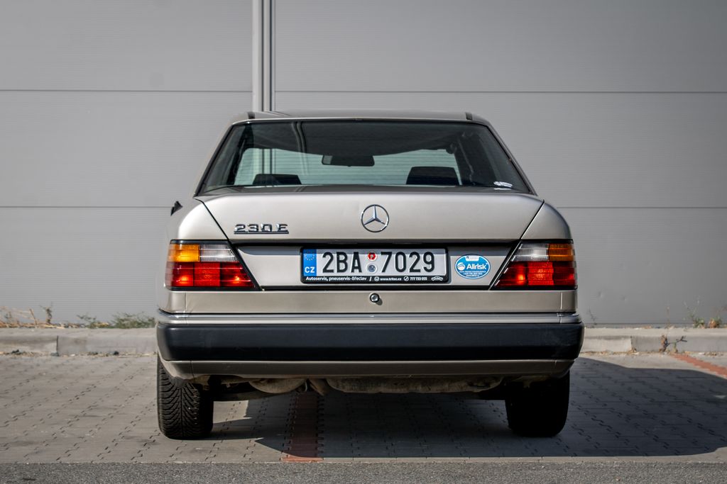 mercedes-benz-tridy-e-124-c - 5