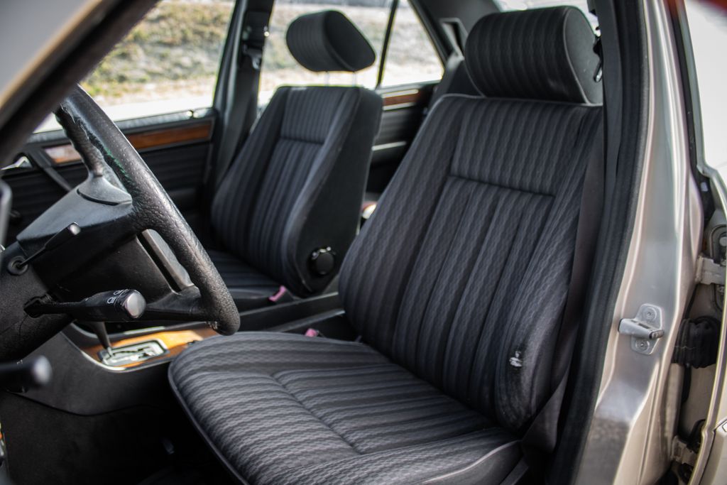 mercedes-benz-tridy-e-124-c - 8